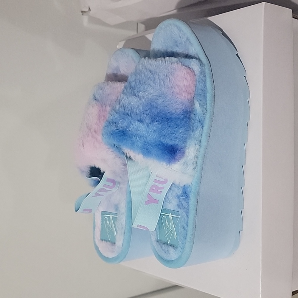 YRU qozii slides size 9 NWOT